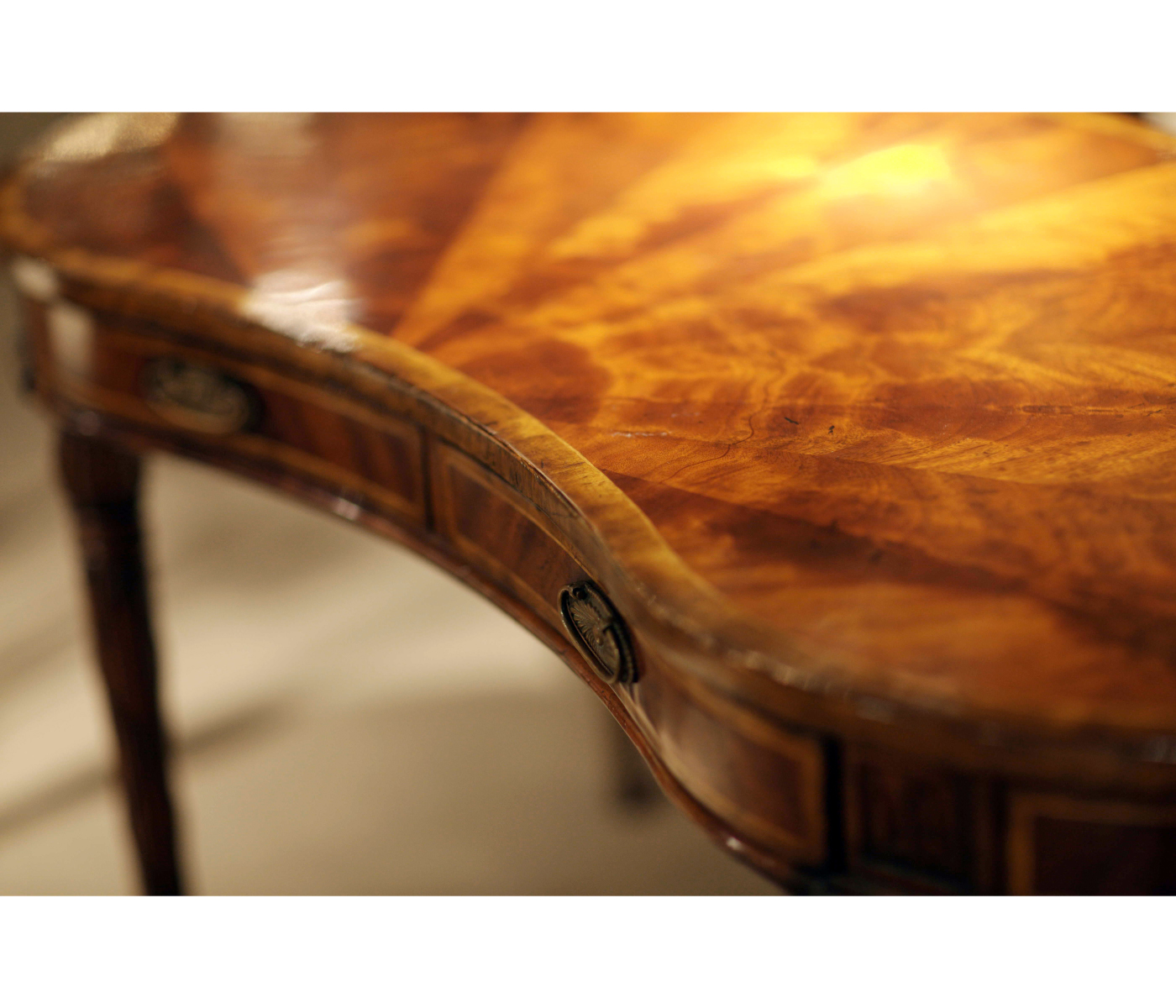 Buckingham Kidney Desk