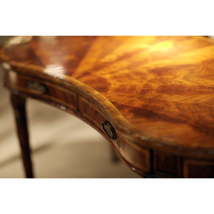 Buckingham Kidney Desk