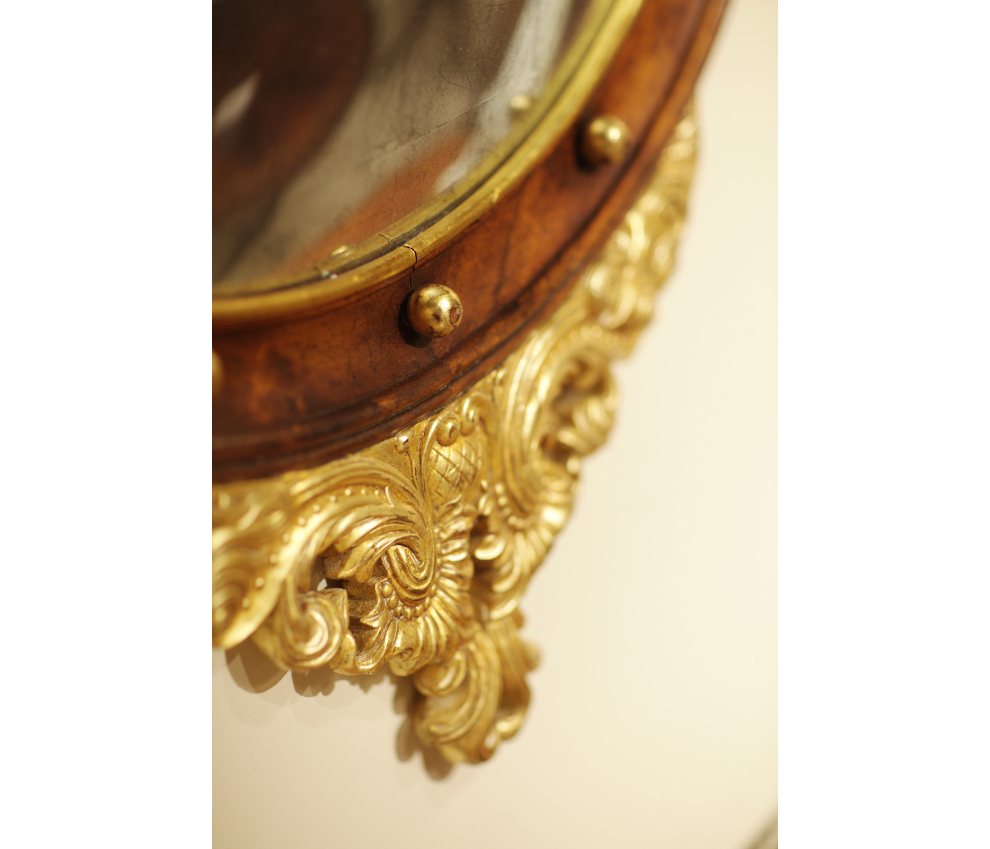 Regency walnut & gilt round convex églomisé mirror (Medium)