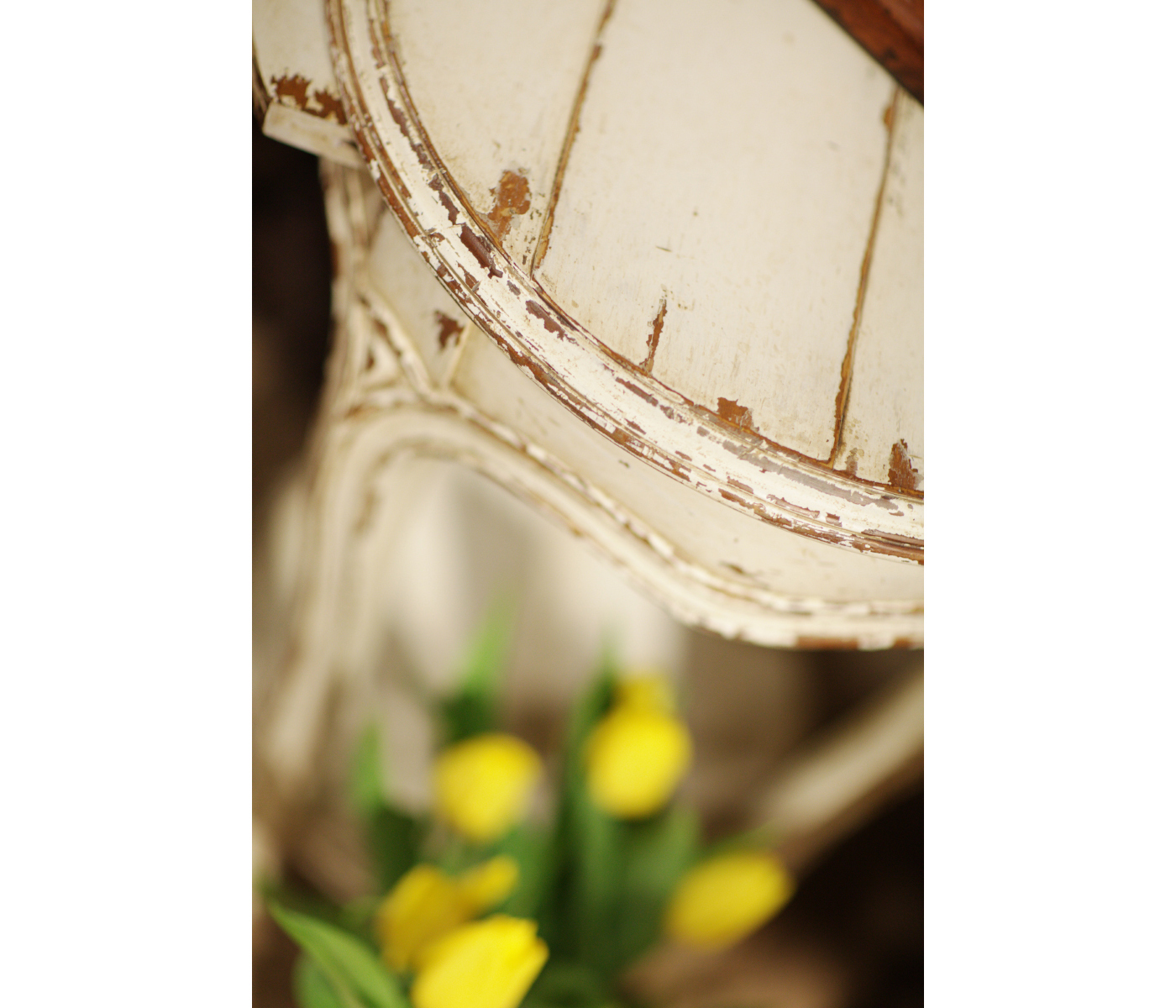 French small round lamp table (white)