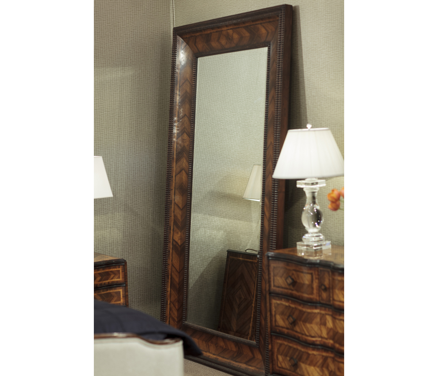 Large argentinian walnut chest of drawers