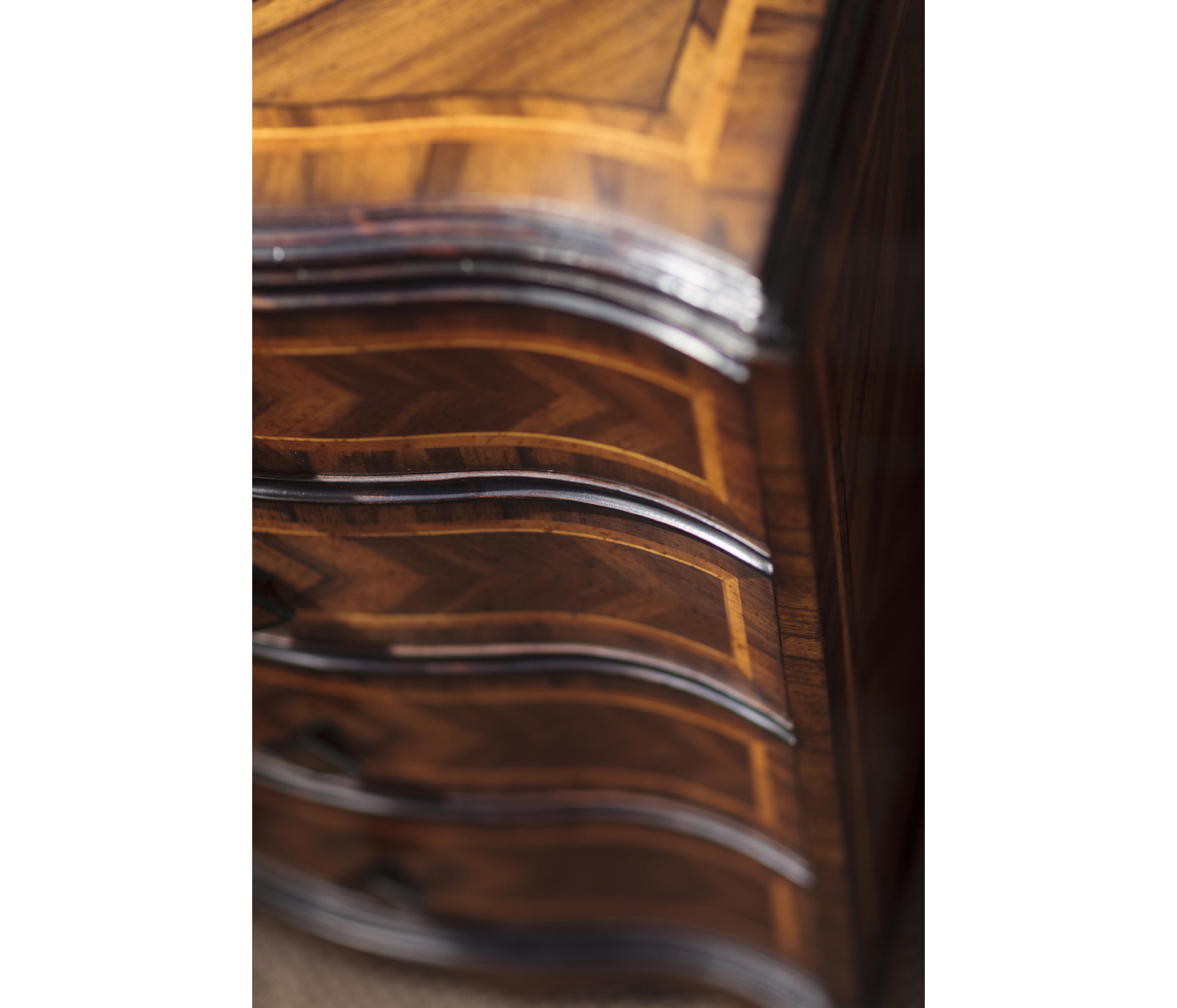 Small chest with decorative argentinian walnut veneer