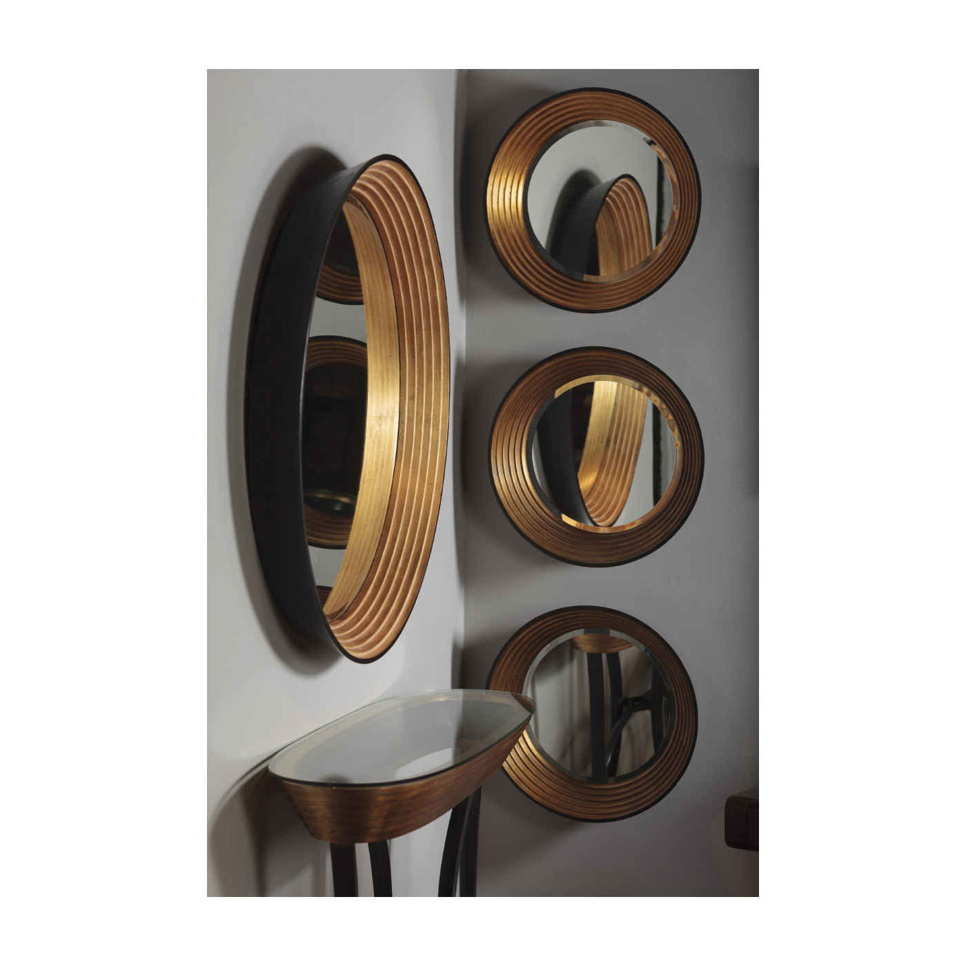 Contemporary Circular Recessed Gilded Mirror