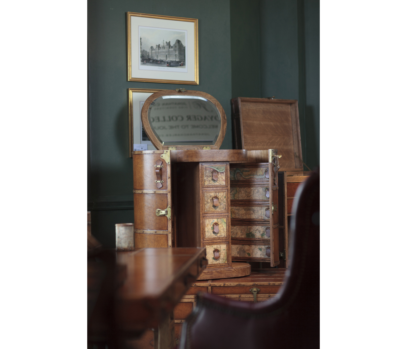 Travel Trunk Style Metamorphic Dressing Table